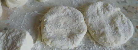 пирожки из творожного теста с капустой и яйцом. Шаг 6