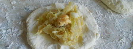 пирожки из творожного теста с капустой и яйцом. Шаг 7