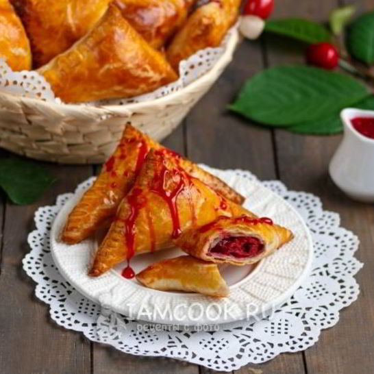 Рецепт пирожков с вишней из слоеного теста