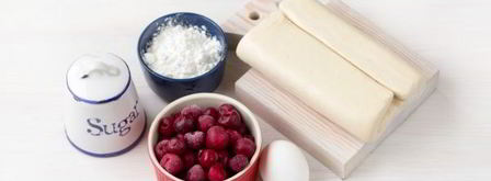 пирожки с вишней из слоеного теста. Шаг 3