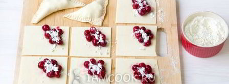 пирожки с вишней из слоеного теста. Шаг 13