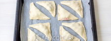 пирожки с вишней из слоеного теста. Шаг 15