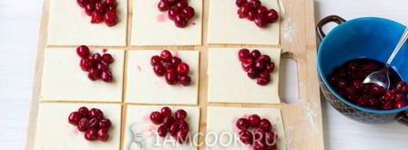 пирожки с вишней из слоеного теста. Шаг 9