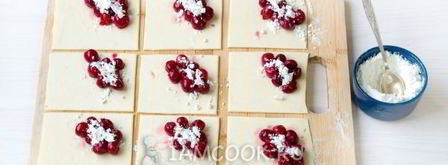 пирожки с вишней из слоеного теста. Шаг 10