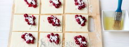 пирожки с вишней из слоеного теста. Шаг 12