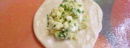 пирожки с яйцом и зеленью. Шаг 15