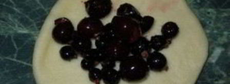 пирожки со смородиной из дрожжевого теста. Шаг 2