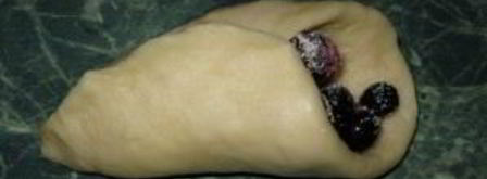 пирожки со смородиной из дрожжевого теста. Шаг 3