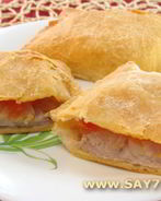 Слоеные пирожки с мясом и помидорами