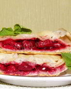 Слоеные пирожки с вишней