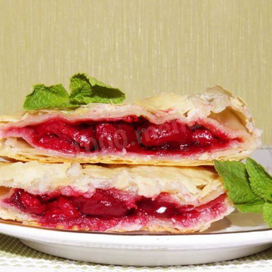 Рецепт слоеных пирожков с вишней