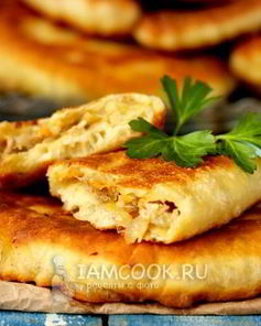 Жареные пирожки с курицей, луком и морковью