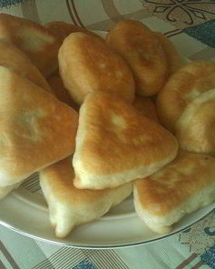 Жареные пирожки с начинкой из соленых огурцов