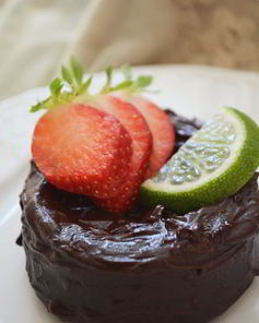 Бисквитное пирожное с шоколадным кремом, клубникой и лаймом