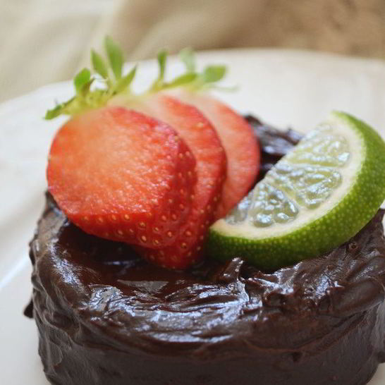 Рецепт бисквитного пирожного с шоколадным кремом, клубникой и лаймом