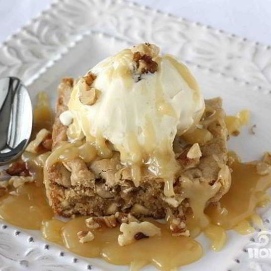 Рецепт ореховых пирожных со сливочным соусом