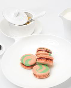 Пирожное макарон с малиной и анисом