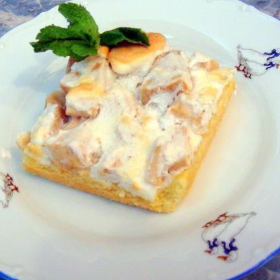 Рецепт пирожных из песочного теста с яблоками в белковом креме