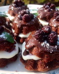 Шоколадные пирожные с вишней