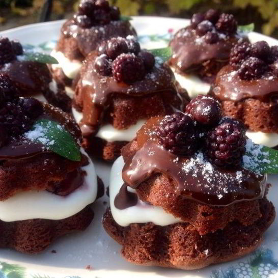 Рецепт шоколадных пирожных с вишней
