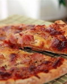 Американская пицца с колбасой салями и сыром