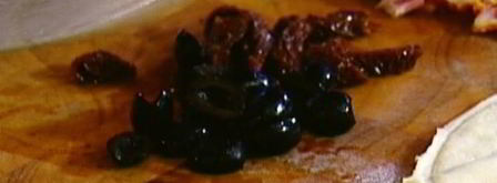 мини-пиццы с грудинкой, помидорами и оливками. Шаг 7