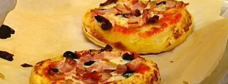 мини-пиццы с грудинкой, помидорами и оливками. Шаг 10