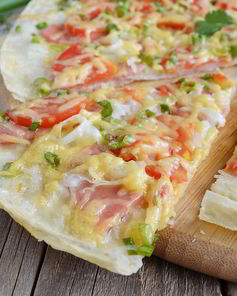 Пицца с колбасой