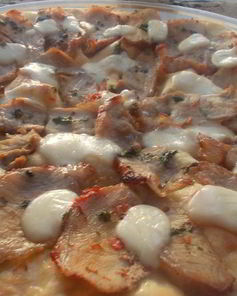 Пицца Дружба народов с печеным карбонадом и моцареллой