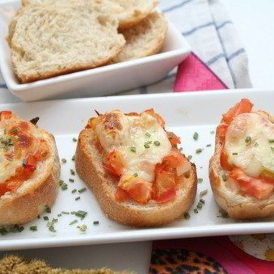 Рецепт пиццы из багета с ветчиной, маслинами и разноцветными перцами