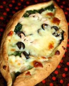 Пицца-лодочка с креветками и шпинатом