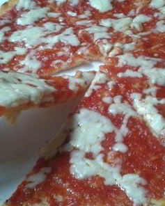 Пицца Маргарита с домашним соусом из томатов