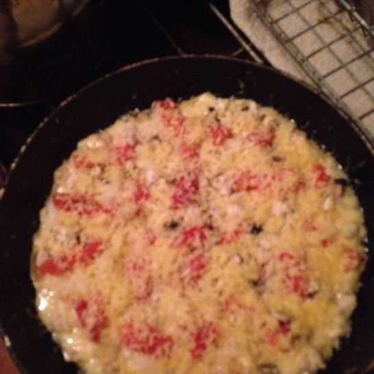 Рецепт пиццы на сковороде с колбасой и грибами