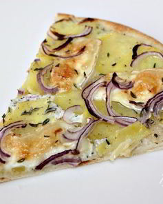 Пицца с картошкой, сыром бри и красным луком