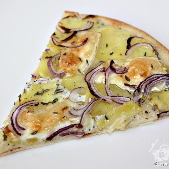 Рецепт пиццы с картошкой, сыром бри и красным луком