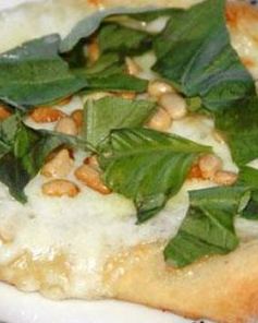 Пицца с сыром Моцарелла и кедровыми орешками