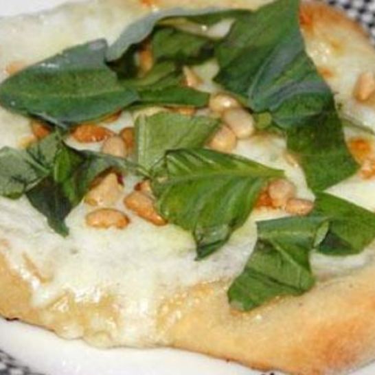 Рецепт пиццы с сыром моцарелла и кедровыми орешками