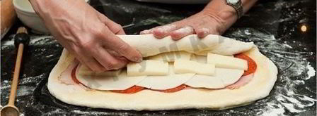 стромболи — пицца в рулете. Шаг 2