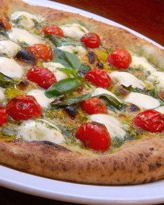 Сырная пицца с базиликом