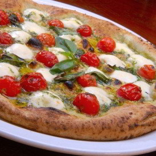 Рецепт сырной пиццы с базиликома