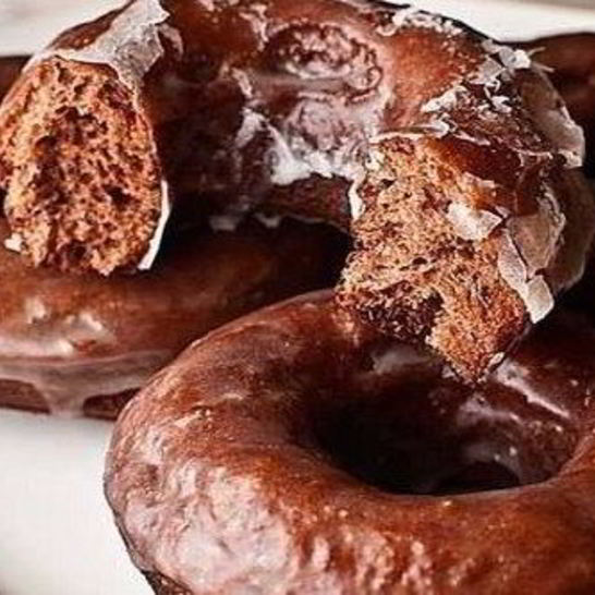 Рецепт шоколадных пончиков в сахарной глазури