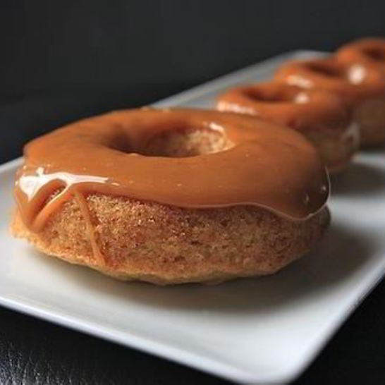 Рецепт яблочных пончиков с карамелью