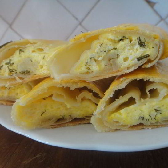 Рецепт рулетиков с творогом и вишней