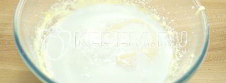 нежная шарлотка с яблоками в духовке. Шаг 4