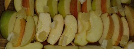 шарлотка из яблок с карамелью. Шаг 3