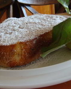 Шарлотка с яблоками и изюмом