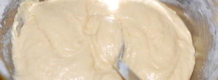 шарлотка с яблоками, изюмом и корицей. Шаг 3