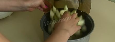 шарлотка с яблоками в мультиварке яблочная. Шаг 3