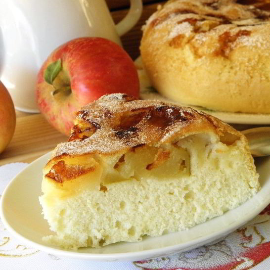 Рецепт шарлотки с яблоками в мультиварке