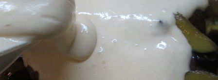 сливовая шарлотка на сметане. Шаг 3